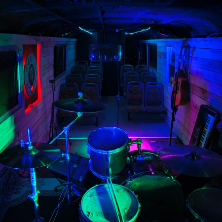BondiBand: un colectivo abandonado se transformó en una sala íntima para disfrutar la música en vivo