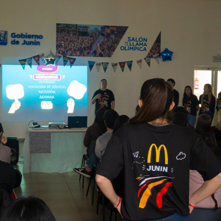 Abre McDonald’s en Junín: 85 jóvenes se incorporan al mercado laboral