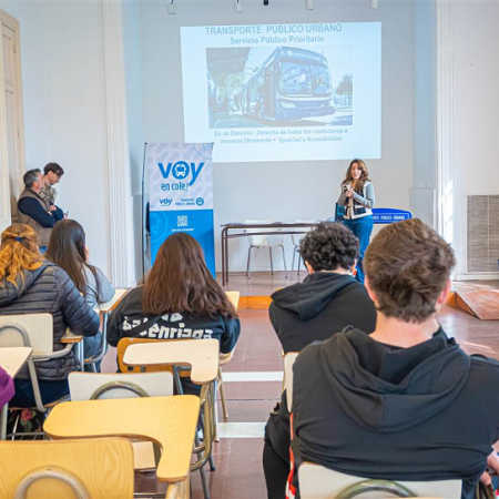El Gobierno de Junín entregó tarjetas SUBE y capacitó a alumnos universitarios sobre el transporte público