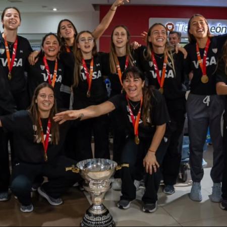Las Leonas llegaron al país tras la histórica conquista en el Mundial de hockey