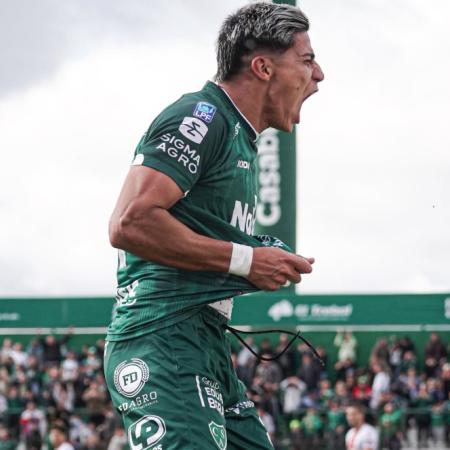 Sarmiento jugó en gran nivel, derrotó 2-0 a Huracán y confirmó su levantada