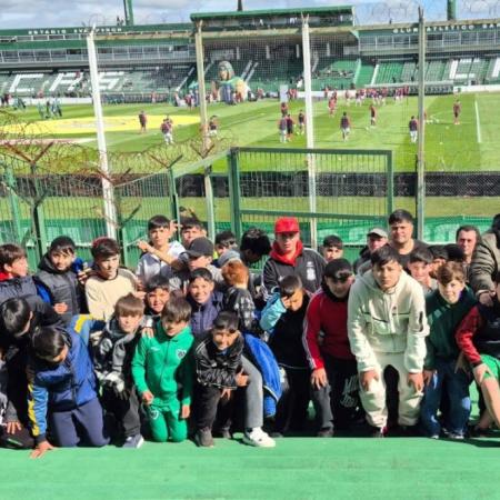 Mucho más que fútbol: Sarmiento les regaló una tarde inolvidable a los chicos