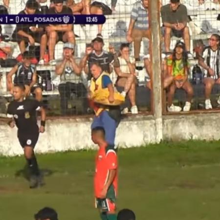 Insólito: un árbitro expulsó a un vendedor de chipá en pleno partido