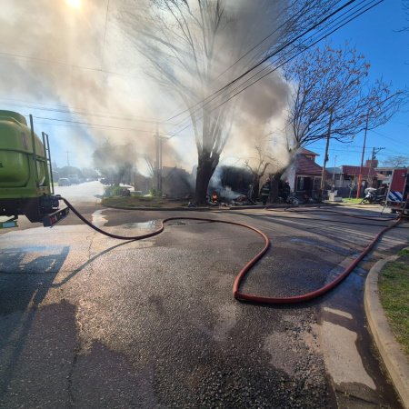 Voraz incendio en una vivienda de Junín: cinco personas fueron asistidas y hubo riesgo de derrumbe