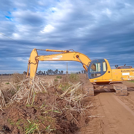 El Municipio de Leandro N. Alem refuerza la limpieza de canales en zonas rurales