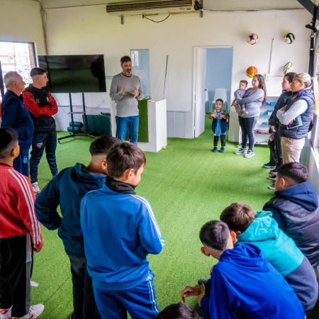 Chicos de La Favela se realizaron controles gratuitos para obtener la libreta de salud deportiva