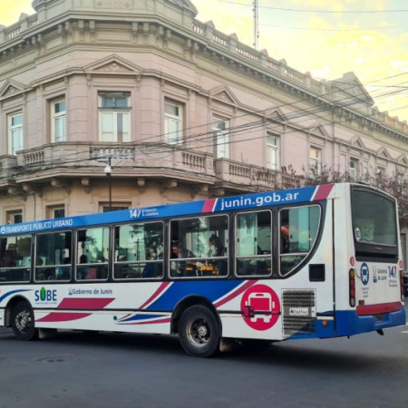 Estudiantes de los institutos de formación docente reclaman extender el horario del colectivo interurbano