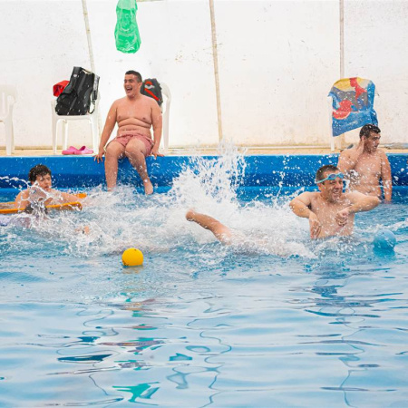 Natación adaptada: una propuesta de inclusión que reúne a más de 25 chicos en el Club Junín