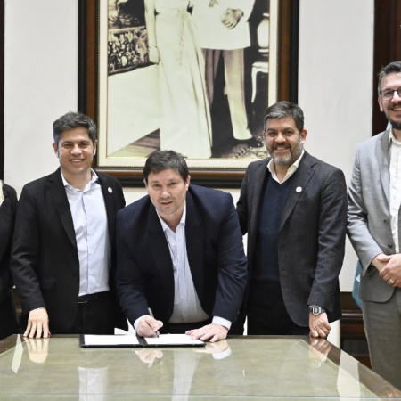 Kicillof y Cuattromo firmaron convenios con municipios por $7.855 millones para la compra de bienes de capital