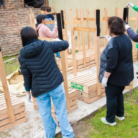 Ambiente impulsó una nueva jornada de concientización y entrega de cestos de madera recuperada