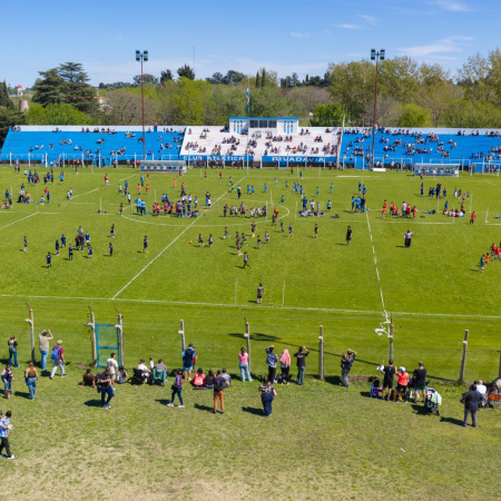 El Municipio acompañó un masivo encuentro de escuelitas de fútbol en el Club Rivadavia