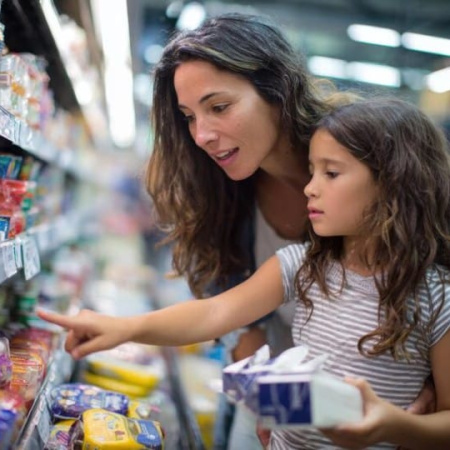 El INDEC publicó la canasta de crianza de septiembre: cuánto cuesta criar a un niño en Argentina