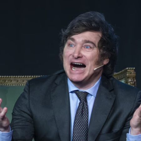 Milei volvió a cruzar al periodismo por las dificultades para llegar a fin de mes y habló de “operetas”