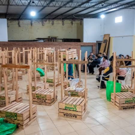 “Barrios Limpios”: el Municipio entregó 580 cestos de residuos en 20 barrios de Junín
