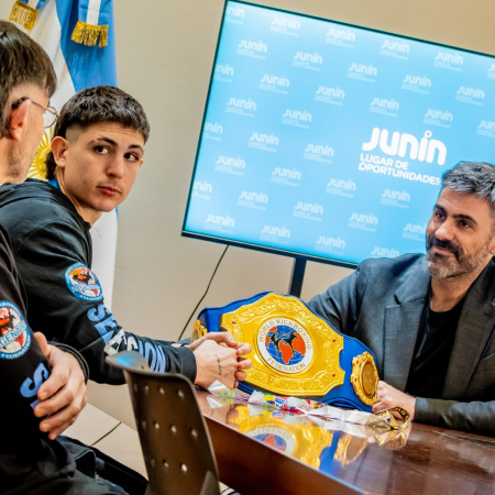 Juan Manuel “La Peste” Bruno fue recibido por el Municipio tras consagrarse campeón continental de kickboxing