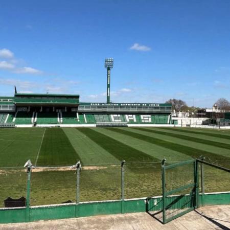 El césped del Eva Perón, como una alfombra: la notable mejora del campo de juego
