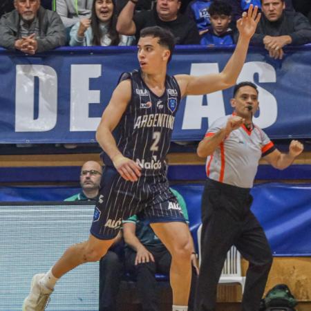 Argentino festeja su aniversario con una sonrisa: debut ganador ante Ferro