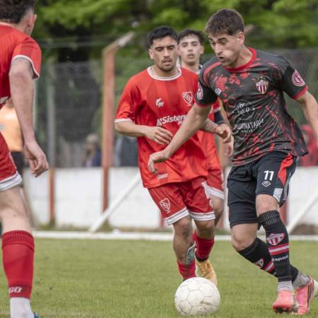 Rivadavia de Lincoln goleó y quedó como único puntero del Clausura