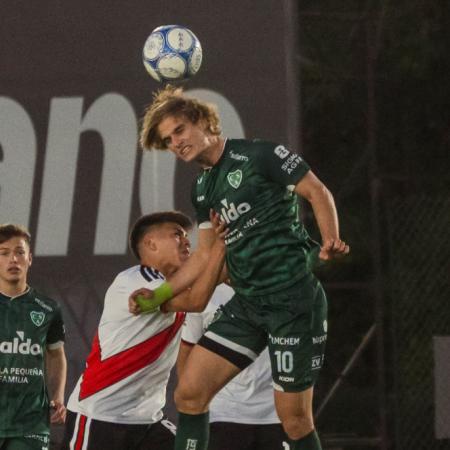 Sarmiento lo pudo ganar, pero River lo golpeó sobre el final y se cortó en la punta